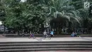 Anak-anak bermain sepeda di lapangan Taman Tebet, Jakarta, Selasa (8/1). Dengan pergantian nama, Pemprov DKI akan merevitalisasi Taman Tebet menjadi taman pintar dengan anggaran sebesar Rp 40 miliar. (Liputan6.com/Fery Pradolo)