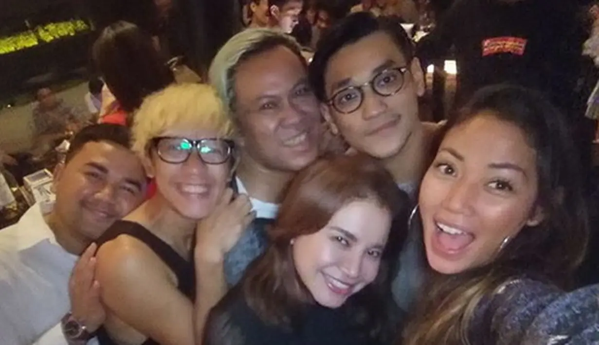 "Grup yg sederhana apa adanya, itu yg aku suka, plus kalo udah ngelawak, ampun deh, satu ruangan bisa ketawa sampe guling2. Masing2 dengan karakternya, tapi rata2 bisa ngelawak semua 😄 (ama nyanyi juga sih)." lanjutnya. (Instagram/shantyparedes)