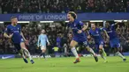 Bek Chelsea, David Luiz (tengah) berlari merayakan setelah mencetak gol kedua timnya selama pertandingan Liga Premier Inggris melawan Manchester City di Stamford Bridge di London (8/12). Chelsea menang 2-0 atas City. (AP Photo/Tim Ireland)