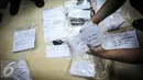 Pihak kepolisian melakukan penggeledahan di salah satu ruang direktorat di Kementerian Perhubungan, Jakarta, Selasa (11/10). Diduga OTT ini berkaitan dengan pungutan liar (pungli) perizinan kapal. (Liputan6.com/Faizal Fanani)