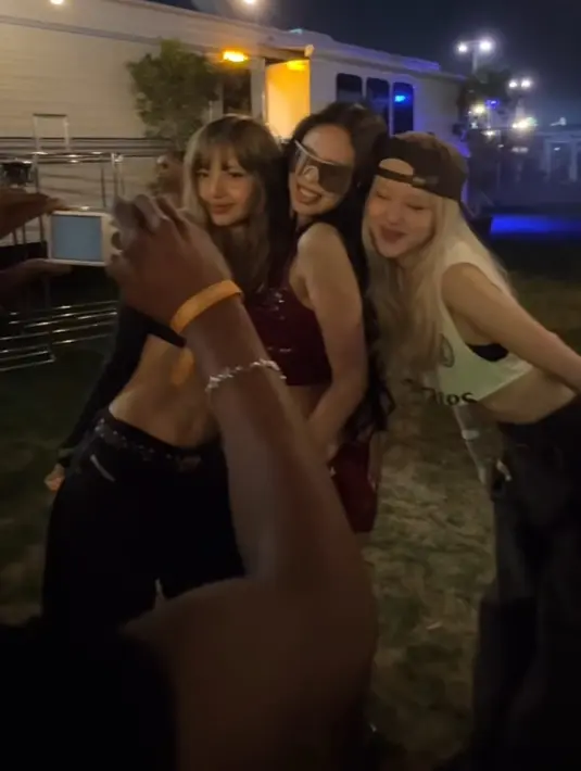 Ketiga member blackpink juga hadir, Lisa yang sebelum sebagai performance kali ini hadir menyemangati Jennie teman se grubnya. Lisa mengenakan atasan crop lengan panjang hitam serasi dengan celananya. Rose yang hadir sejak menyaksikan Lisa, kali ini mengenakan atasan crop putih tanpa lengan dipadukan celana panjang hitam saat melihat penampilan Jennie. Sedangkan, Jennie tampil dengan pakaian serba merah menyala.