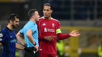 Virgil Van Dijk usai laga Liverpool kontra Inter Milan di ajang Liga Champions. (Marco BERTORELLO / AFP)