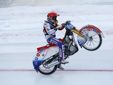 Daniil Ivanov dari Rusia beratraksi mengangkat ban depan usai melewati garis finis di FIM Ice Speedway Gladiator di Arena Medeo, Almaty, Kazakhstan (21/2). Sirkuit yang diselimuti es membuat kejuaraan ini menjadi unik. (REUTERS/Shamil Zhumatov)