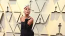 Penyanyi dan aktris Lady Gaga berpose setibanya di karpet merah Oscar 2019 di Dolby Theatre, Los Angeles, Minggu (24/2). Lady Gaga mengenakan gaun hitam koleksi Alexander McQueen dan melengkapinya dengan sarung tangan opera. (Jordan Strauss/Invision/AP)