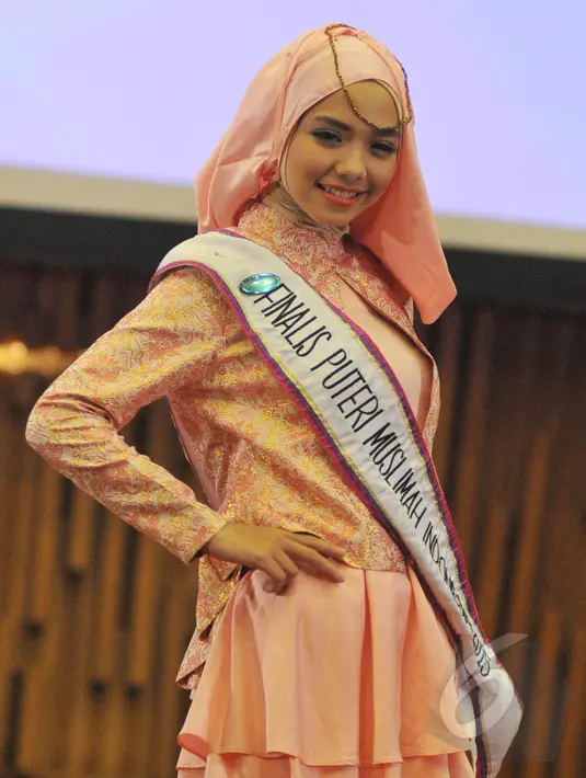 Salah satu finalis, Reskita A Purnama memperkenalkan diri saat konferensi pers acara Puteri Muslimah Indonesia 2015, Jakarta, Senin (11/5/2015). Sebanyak 25 wanita cantik akan bersaing menjadi Puteri Muslimah Indonesia 2015 (Liputan6.com/Herman Zakharia)