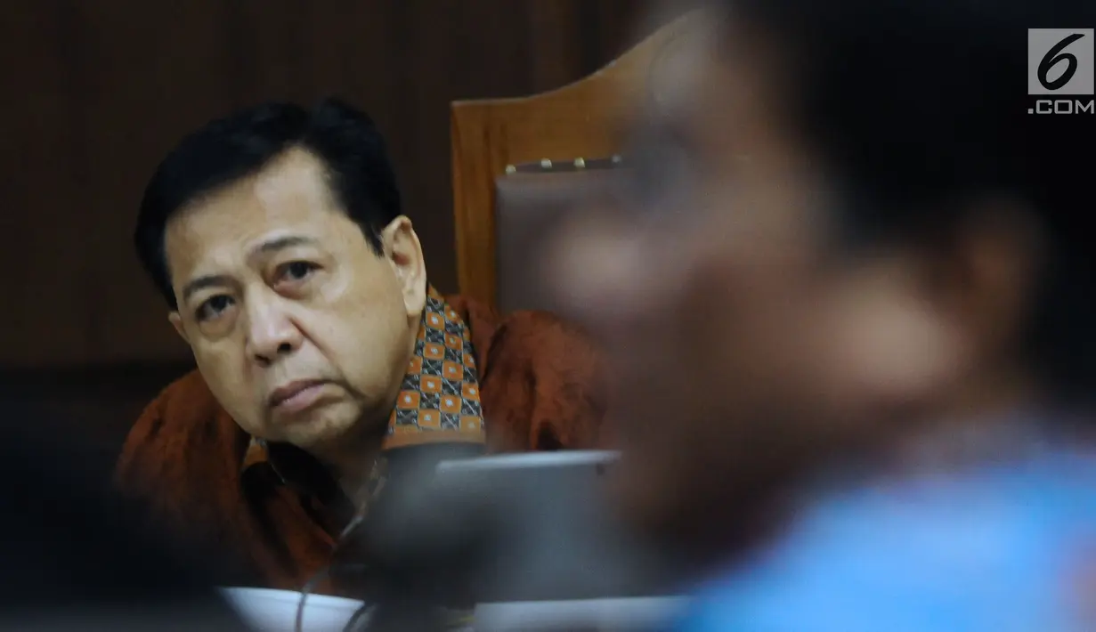 Terdakwa dugaan korupsi e-KTP, Setya Novanto menyimak keterangan saksi dalam sidang lanjutan di Pengadilan Tipikor, Jakarta, Senin (5/2). Sidang menghadirkan tiga saksi. (Liputan6.com/Helmi Fithriansyah)