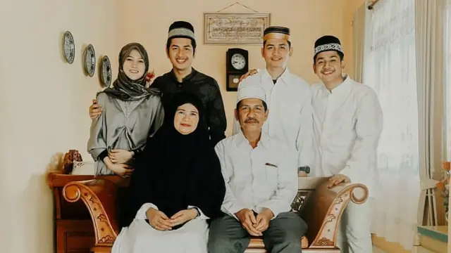 Tetap Berhubungan Baik, Ini 6 Potret Kebersamaan Henny Rahman dan Syakir Daulay