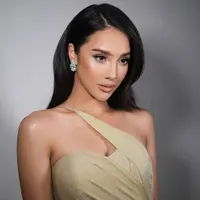 Anya Gerladine bertransformasi dengan glam makeup look ala Miss Universe yang begitu memikat. [@rhay_david].