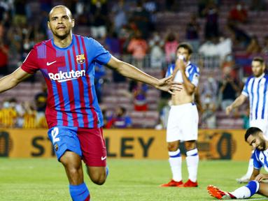 Martin Braithwaite sukses menjadi pembeda kala fans Barca galau kehilangan sosok Lionel Messi. Barcelona berhasil menuai hasil memuaskan usai membungkam Real Sociedad pada laga perdana La Liga 2021/2022 di Stadion Camp Nou, Senin (16/8/2021). (Foto: AP/Joan Monfort)