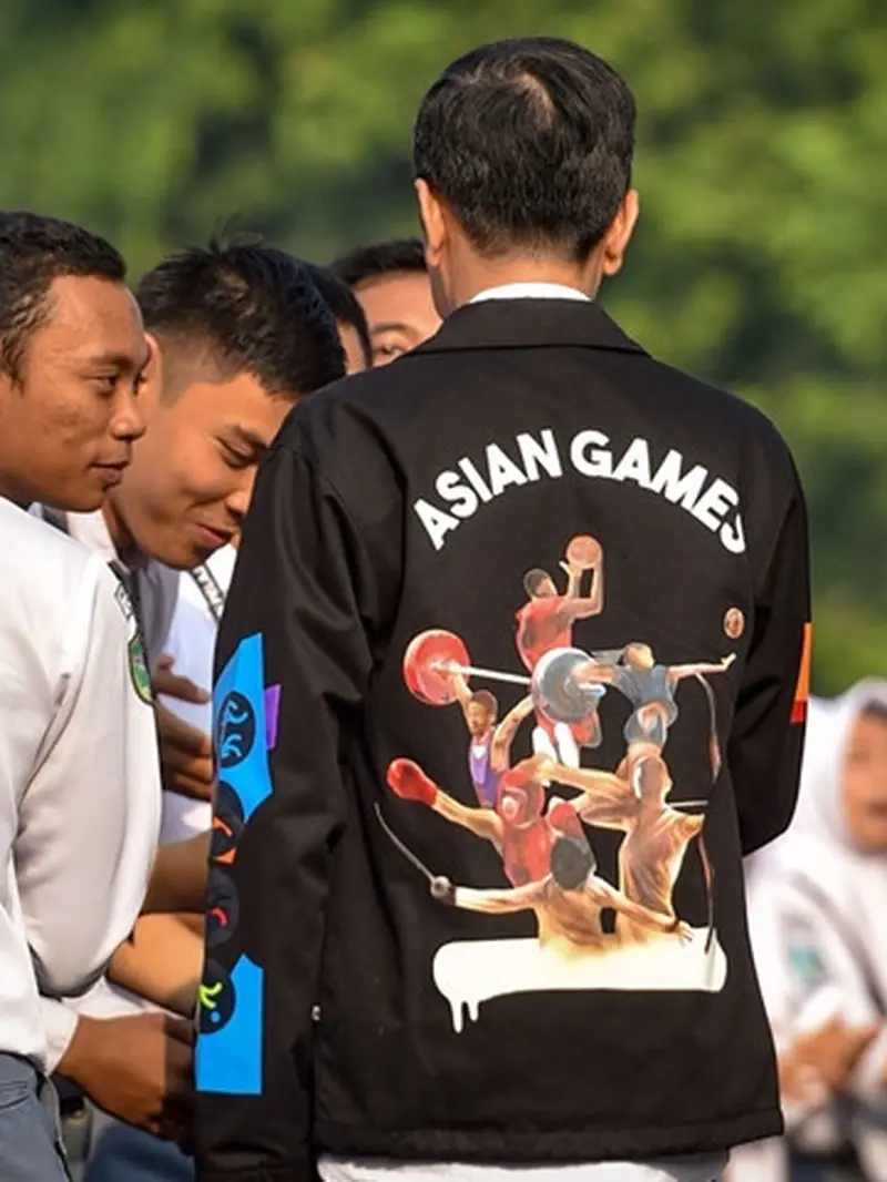 Presiden Jokowi mengenakan jaket Asian Games (credit: instagram.com/sekretariat.kabinet)