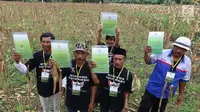 Para petani menunjukkan SK IPHPS yang diberikan Presiden Joko Widodo di Tuban, Jawa Timur, Jumat (9/3). Pada 2018 ini, Program Perhutanan Sosial akan diperluas ke 3 Kabupaten, yaitu Malang, Blitar, dan Bojonegoro. (Liputan6.com/Angga Yuniar)