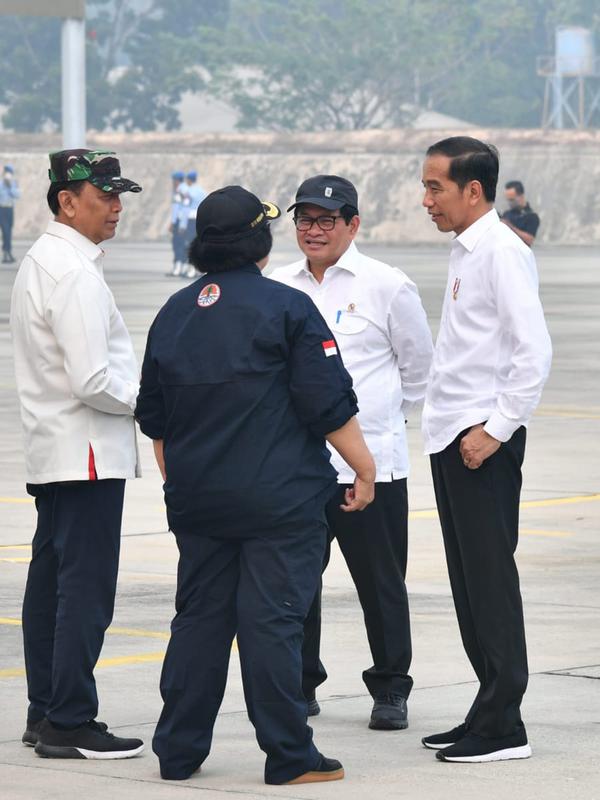 Presiden Joko Widodo berbincang dengan Menkopolhukam Wiranto, Menteri LHK Siti Nurbaya dan Seskab Pramono Anung saat meninjau kesiapan operasional pesawat penyemai yang akan membuat hujan buatan di Lanud Roesmin Nurjadin, Kota Pekanbaru, Selasa (17/9/2019). (Liputan6.com/HO/Biro Pers Setpres)