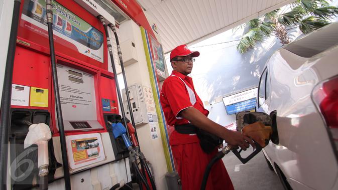 Aktivitas pengisian BBM di SPBU Cikini, Jakarta, Rabu (30/9/2015). Menteri ESDM, Sudirman Said menegaskan, awal Oktober tidak ada penurunan atau kenaikan harga bahan bakar minyak (BBM) baik itu bensin premium maupun solar. (Liputan6.com/Angga Yuniar)