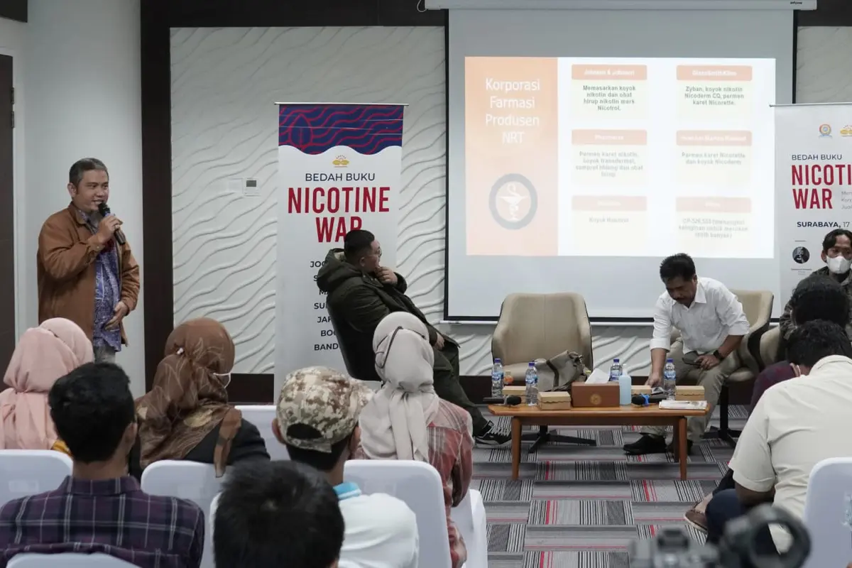 Bedah buku Nicotine War di Unair. (Dian Kurniawan/Liputan6.com).