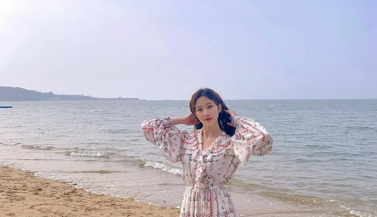 Pakaian Model Ruffles. Buat kamu yang bertubuh kurus pakailah baju yang memiliki kerutan atau ruffles karena akan membuat tubuhmu terlihat lebih berisi (instagram / m_kayoung)