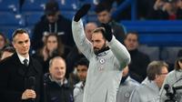 Pemain baru Chelsea, Gonzalo Higuain saat diperkenalkan kepada suporter sebelum laga Chelsea vs Tottenham di semifinal kedua Piala Liga Inggris, di Stadion Stamford Bridge, Kamis (24/1). (AFP/Glyn Kirk)