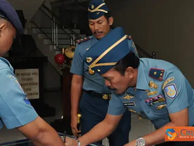 Citizen6, Surabaya: Gubernur AAL Mengisi Buku Tamu dalam Rangka kunjungan resmi dengan Komandan Kobangdikal Laksda TNI Djoko Teguh Wahojo. (Pengirim: Penkobangdikal).
