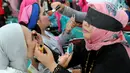 Peserta merias wajah dengan mata tertutup di Kantor Balai Kota Tangerang Selatan, Banten, Jumat (27/4). Perlombaan ini dalam rangka memperingati Hari Kartini. (Merdeka.com/Arie Basuki)