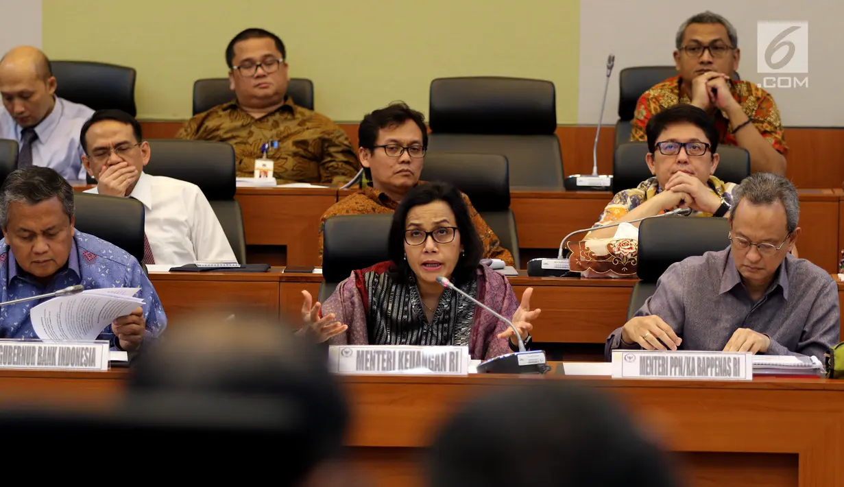 Menteri Keuangan Sri Mulyani  memberi paparan dalam rapat kerja dengan Badan Anggaran (Banggar) DPR di Gedung Nusantara II DPR, Kamis (31/5). Rapat membahas kerangka ekonom makro dan pokok-pokok kebijakan fiskal tahun 2019. (Liputan6.com/Johan Tallo)