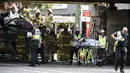 Petugas mengevakuasi penumpang dari dalam bus yang menabrak kolong jembatan kereta di Montague, South Melbourne, Australia (22/2). Belum diketahui penyebab tertabraknya bus yang mengangkut 19 orang ini. (REUTERS/Mal Fairclough)