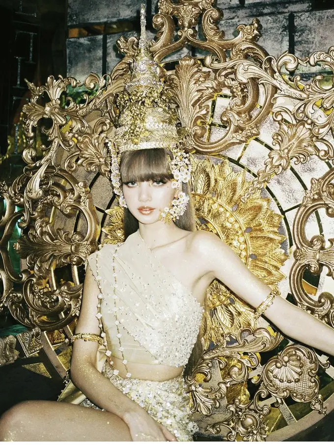 Lisa Blackpink kenakan pakaian khas Tradisional Thailand/dok. Instagram @sooyaaa_