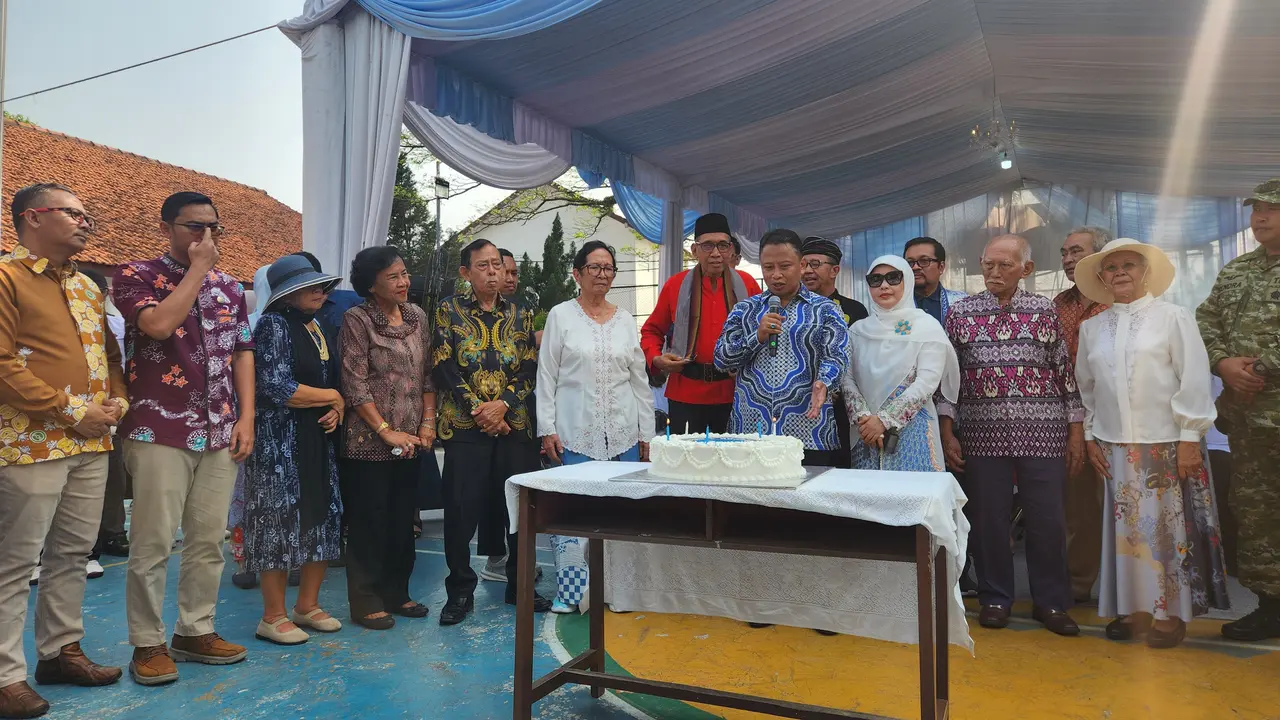 Sejumlah perwakilan marga saat merayakan HUT ke-312 Kaoem Depok pada festival Heritage Depok Lama, Jalan Pemuda, Depok.