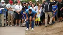 Stephen Curry memeriksa bolanya di lubang ketigabelas setelah melewatkan fairway saat putaran Ellie Mae Classic di TCP Stonebrae di Hayward, California (3/8). (Lachlan Cunningham/Getty Images/AFP)