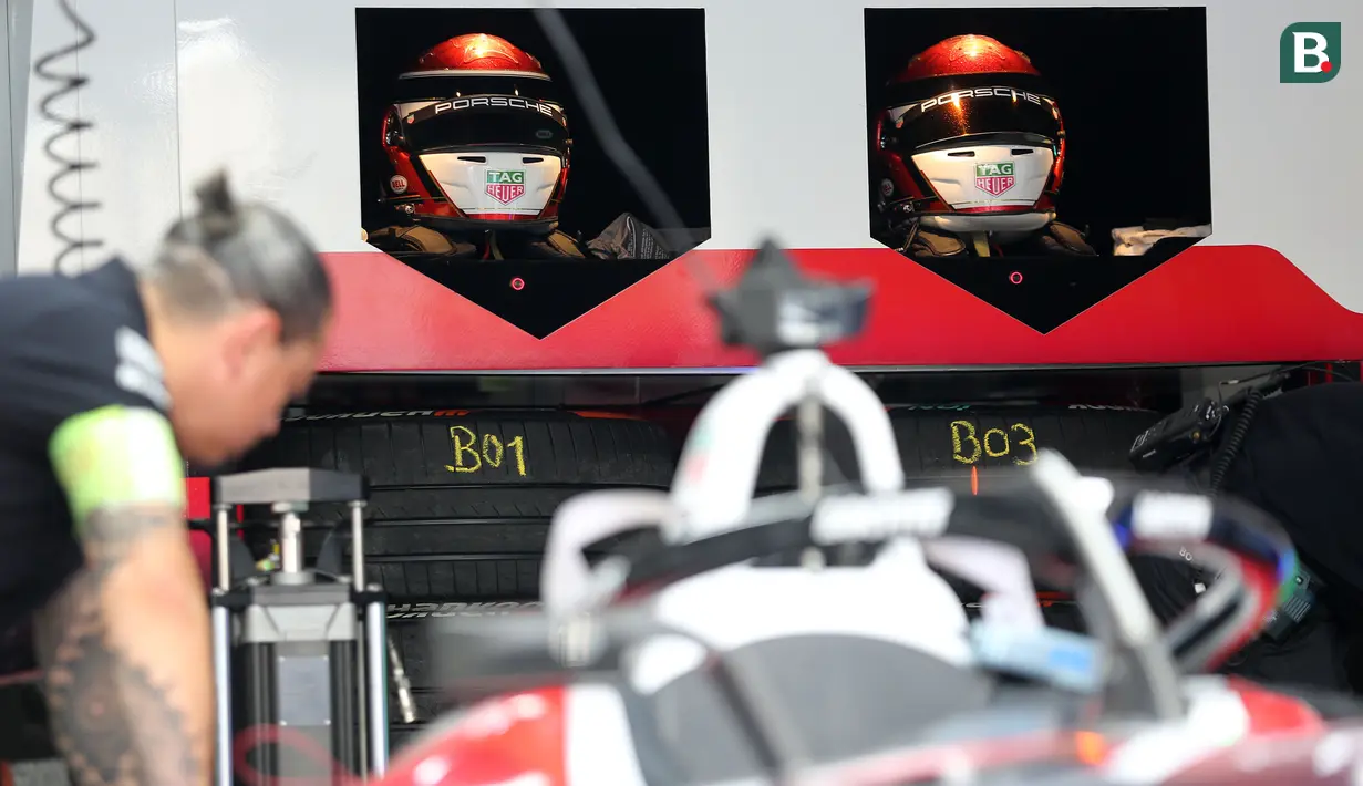 Helm Pebalap Tag Heuer Porsche Formula E Team, Pascal Wehrlein terlihat di paddcok sebelum melakukan latihan bebas tiga Jakarta E-Prix 2023 yang berlangsung di Jakarta International E-Prix Circuit (JIEC), Ancol, Jakarata, Minggu (04/06/2023).