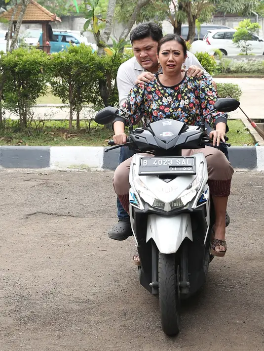 Demikian pula ketika sistem metabolisme Ibran diteliti. Bahkan perihal penyebab katarak pada anaknya itu dilakukan oleh tim medis di Malaysia. (Bambang E. Ros/Bintang.com)