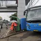 Bus Transjakarta keluar dari terminal Depok, Jumat (22/7). PT Transjakarta melakukan perubahan rute bus Depok-UKI untuk mengangkut penumpang dari Cibubur. (Liputan6.com/Yoppy Renato)