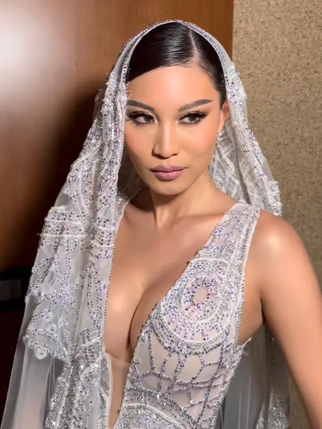 Tampil Memikat, Patricia Gouw dalam Balutan Gaun Berkilauan di Malam Resepsi