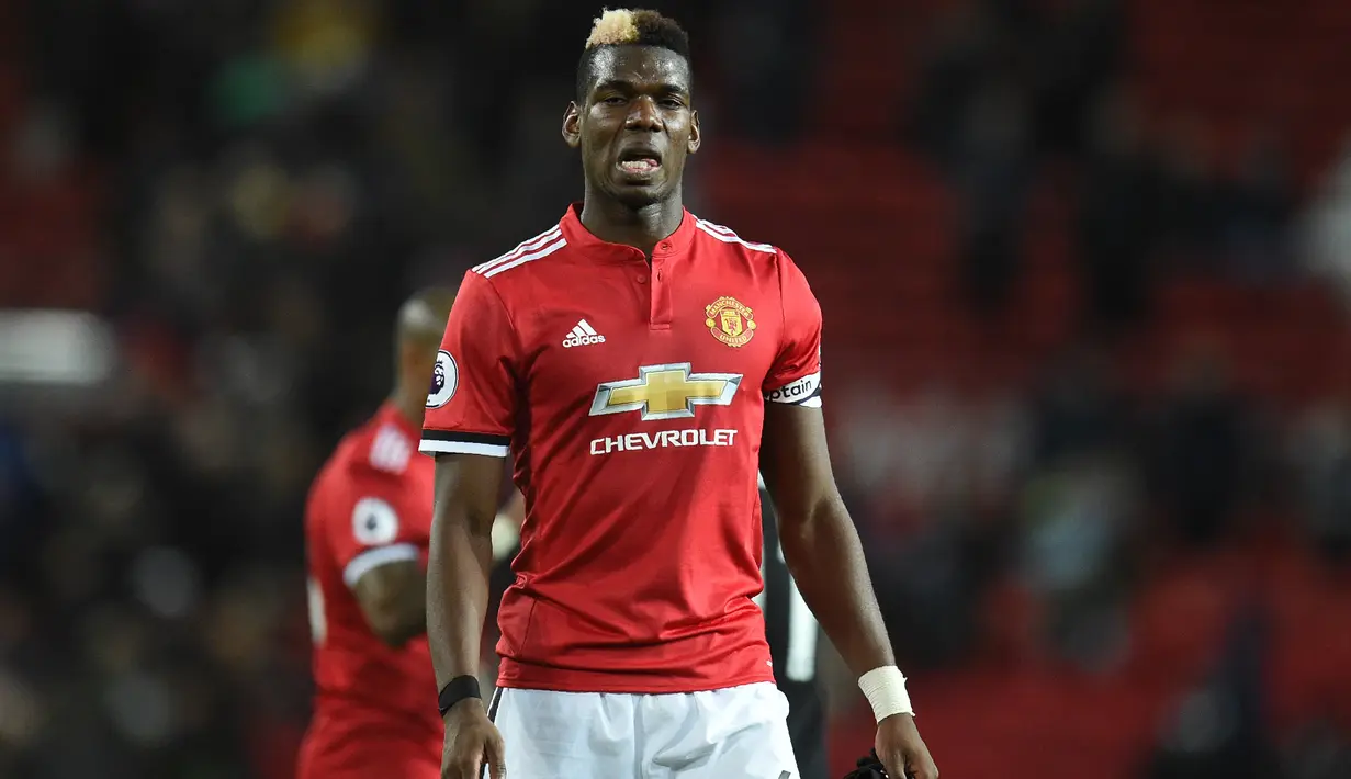 Ekspresi Paul Pogba usai gagal membawa kemenangan bagi timnya saat melawan Southampton pada lanjutan Premier League di Old Trafford, Manchester, (30/12/2017). MU hanya bermain imbang 0-0. (AFP/Oli Scarff)