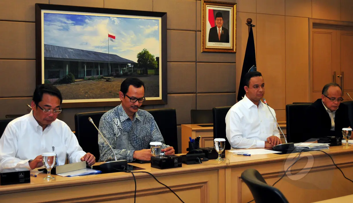 Mendikbud, Anies Baswedan (kedua kanan) saat konfrensi pers terkait ujian nasional (UN) 2015 di  Kemendikbud, Jakarta, Kamis (9/4/2015). Anies berpesan agar peserta ujian belajar dengan keras dan tidur yang cukup sebelum ujian. (Liputan6.com/Yoppy Renato)