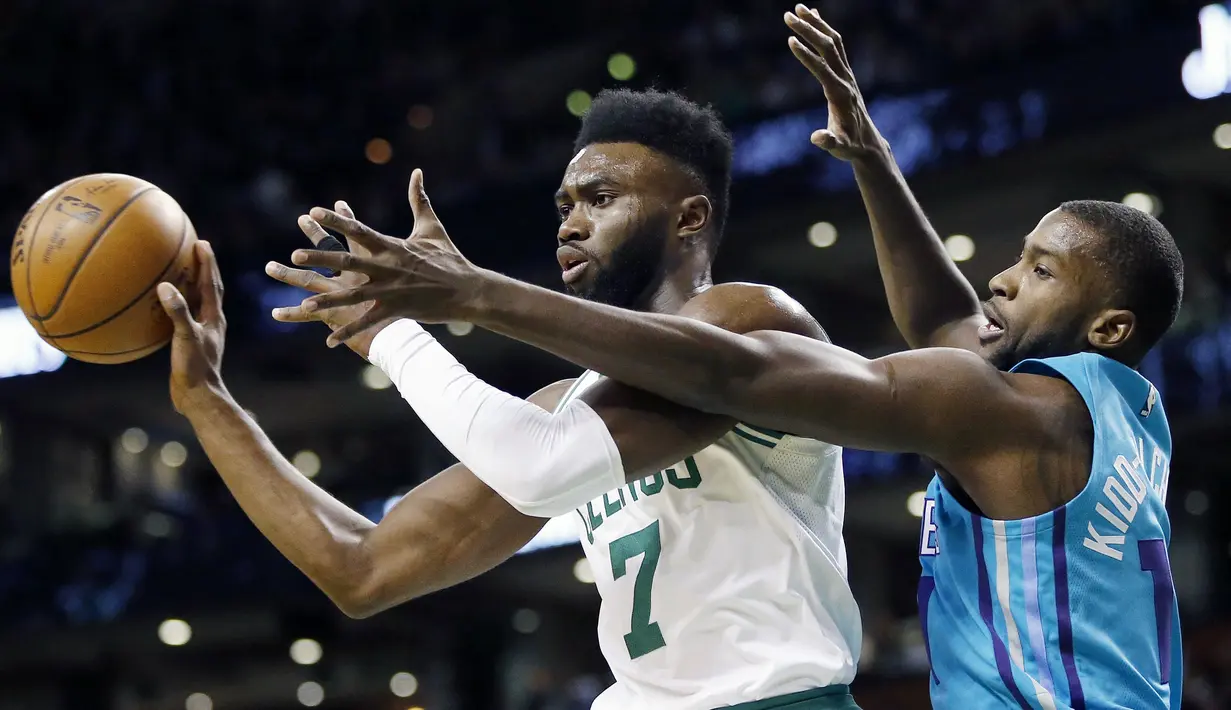 Pemain Boston Celtics, Jaylen Brown (7) mengumpan bola melewati adangan pemain Hornets, Michael Kidd-Gilchrist pada laga NBA basketball game di TD Garden, Boston, (10/11/2017) waktu setempat. Boston Celtics menang 90-87. (AP/Michael Dwyer)