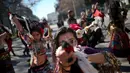 Pertunjukan para penari yang mendukung migran Chili di pusat kota Santiago, Chili, Minggu (20/8). Pro-migran menganggap adanya pesan rasis, eksklusi, dan populis terhadap imigran dari para calon presiden sayap kanan.  (Esteban Felix/AP)