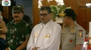 Jenderal Tito Karnavian dan Marsekal Hadi Tjahjanto periksa pengamanan gereja saat malam Natal.