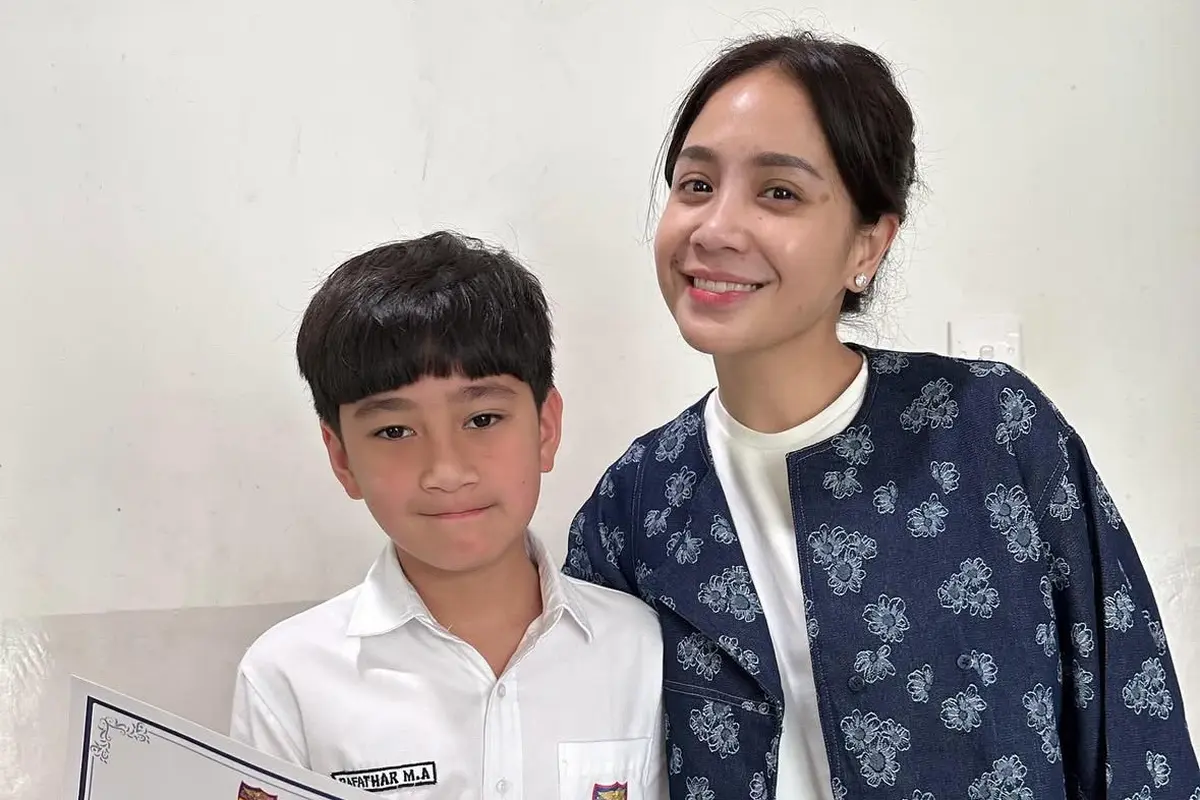Nagita Slavina Tampil Tanpa Makeup saat Hadir di Sekolah Rafathar