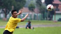 Bek kanan Arema Cronus, Beny Wahyudi saat berlatih bersama tim untuk persiapan laga TSC 2016. (Bola.com/Vitalis Yogi Trisna)