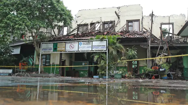 Terlalu Tua, Gedung SMPN 32 Pekojan Jakarta Barat Roboh