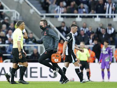 Ada satu kejadian tak mengenakkan di tengah laga Newcastle United kontra Tottenham Hotspur pada laga Liga Inggris. Pertandingan yang berlangsung sengit itu sempat dihentikan sementara karena darurat medis. (AP/Jon Super)