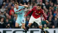 Duel Bruno Fernandes vs Yehor Yarmolyuk di laga Manchester United vs Brentford di pekan ke-34 Liga Inggris 2025/2026 di Old Trafford, Selasa (28/04/2026) dini hari WIB. (AP Photo/Dave Thompson)