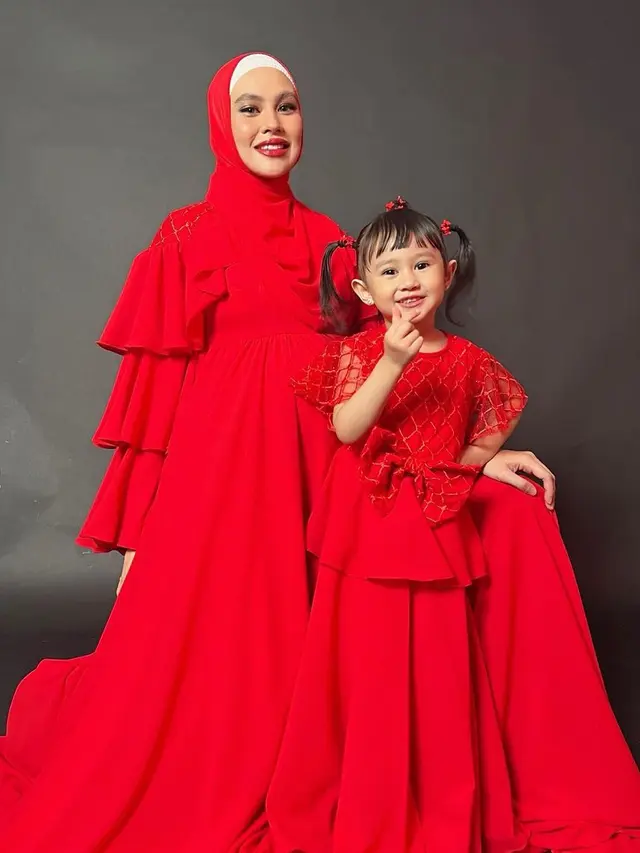 6 Gaya Pemotretan Terbaru Kartika Putri dengan Sang Anak, Kompak Bergaun Merah