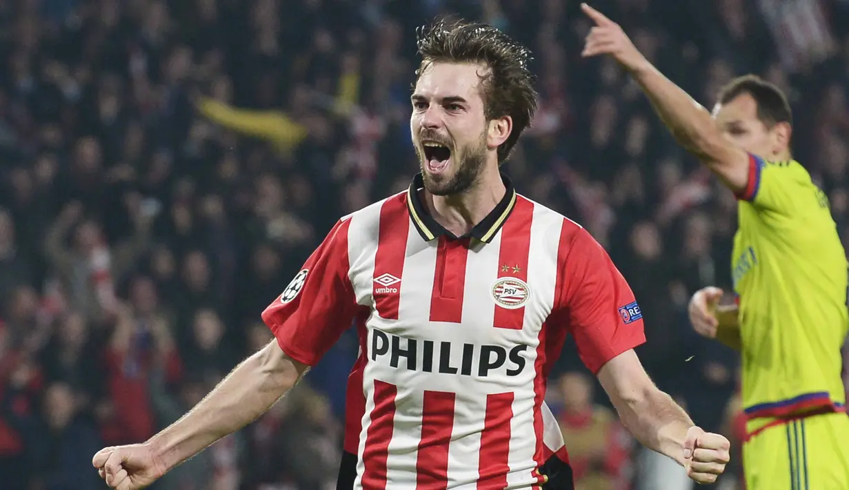 Pemain PSV Eindhoven, Davy Propper merayakan golnya setelah ke gawang FK CSKA Moscow di Stadion  Philips, Eindhoven, Rabu (9/12/2015). (AFP Photo/John Thys)