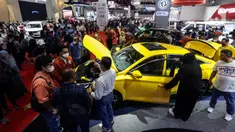 Suasana hari kedua pameran Indonesia International Motor Show (IIMS) 2023 di JIExpo Kemayoran, Jakarta Pusat, Jumat (17/2/2023). IIMS 2023 yang berlangsung hingga 26 Februari mengangkat tema "Bringing Opportunity for Otomotive Society Together" (BOOST) dan menghadirkan sekitar 40 merek otomotif dengan menampilkan produk dan konsep terbaru. (Liputan6.com/Johan Tallo)