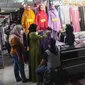 Calon pembeli memilih baju di Pasar Tanah Abang, Jakarta, (28/3/2022). Sepekan menjalang bulan suci Ramadan, Pasar Tanah Abang mulai dipadati pembeli yang hendak berbelanja untuk kebutuhan bulan puasa. (Liputan6.com/Herman Zakharia)