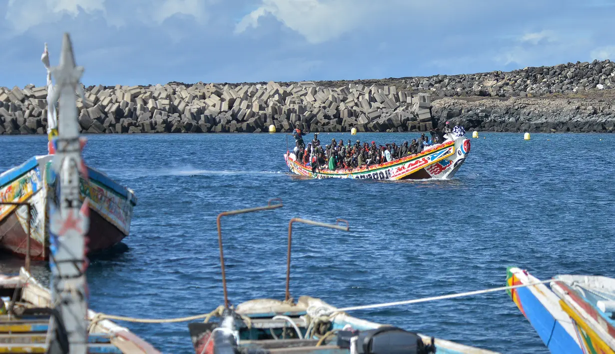 Sekelompok imigran yang kelelahan berjuang untuk menarik diri mereka ke pelabuhan La Restinga, sebuah desa nelayan di pulau kecil El Hierro di kepulauan Canary, Spanyol. (STRINGER / AFP)