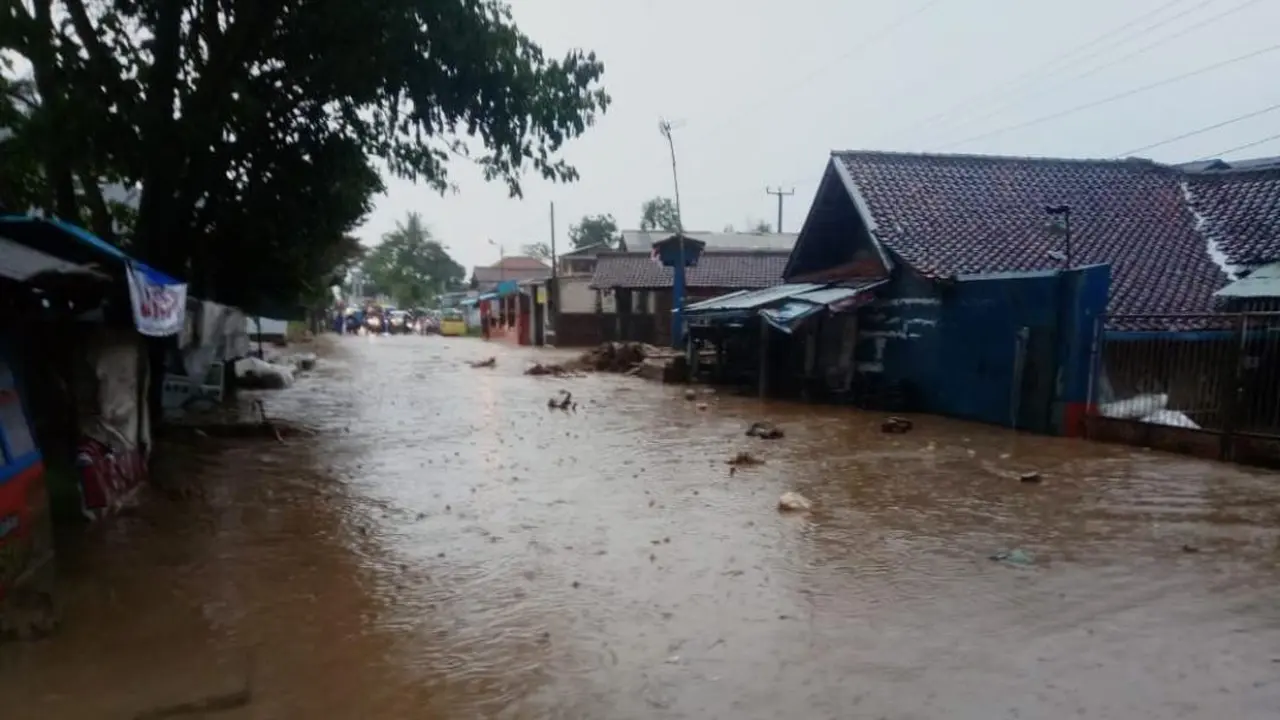 Nampak pemukiman warga di sekitar Cimacan Garut terendam banjir