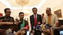 Presiden Joko Widodo, Menpora Imam Nahrawi dan Lifter Eko Yuli Irawan memberi keterangan kepada awak media di Istana Merdeka, Jakarta (8/11). Jokowi mengapresiasi prestasi Eko yang berhasil meraih medali emas di nomor 61 kg. (Liputan6.com/Angga Yuniar)