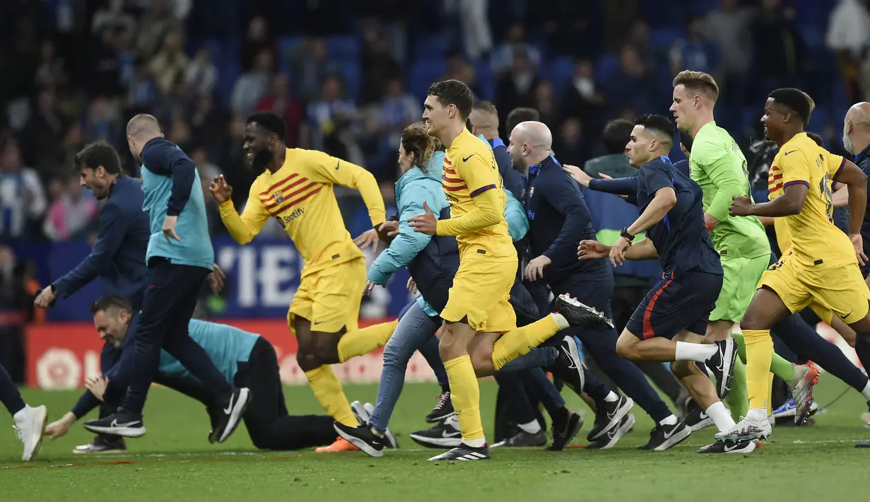 Kemarahan suporter dipicu lantaran tim kesayanganya mereka terancam terdegradasi musim ini. Espanyol saat ini menempati urutan ke-19 di La Liga, dan hanya berjarak empat poin dari zona aman, dengan empat laga sisa. (AFP/Josep Lago)