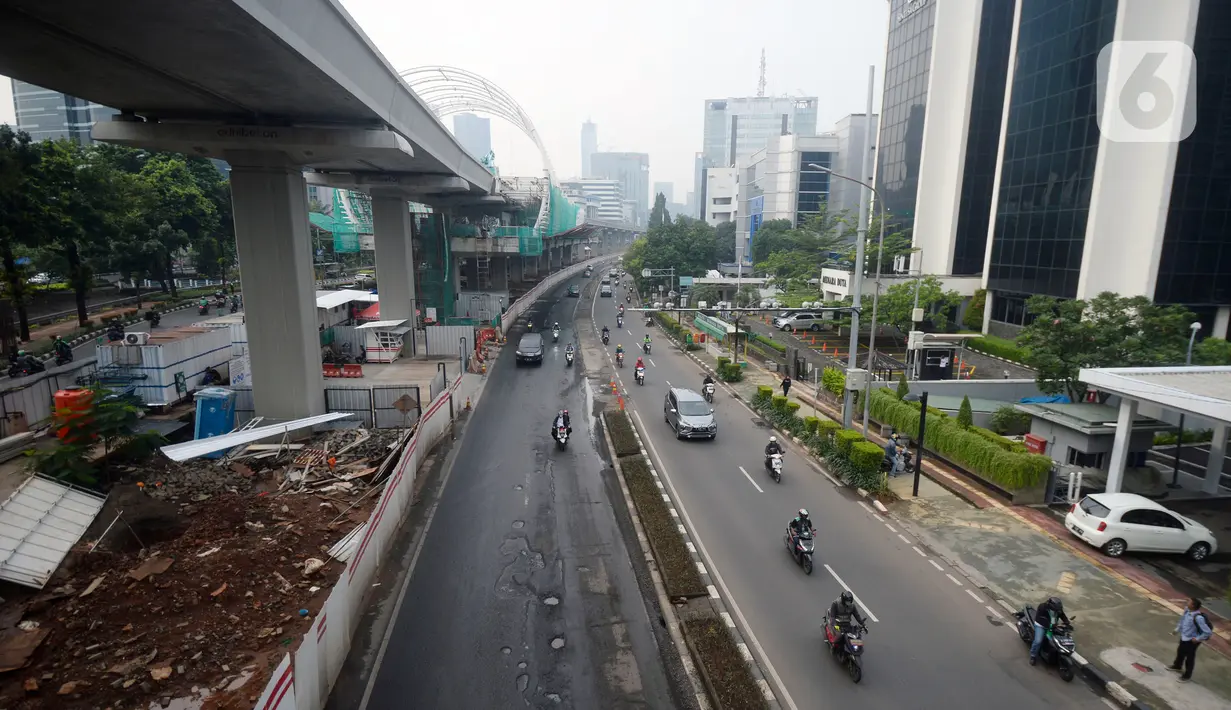 Kendaraan melintas di Jalan Rasuna Said, Jakarta, Senin (16/3/2020). Jalan Rasuna Said terlihat lengang setelah Gubernur DKI Jakarta Anies Baswedan mencabut sementara sistem ganjil genap dan meliburkan sekolah untuk mengantisipasi penyebaran virus corona COVID-19. (merdeka.com/Dwi Narwoko)